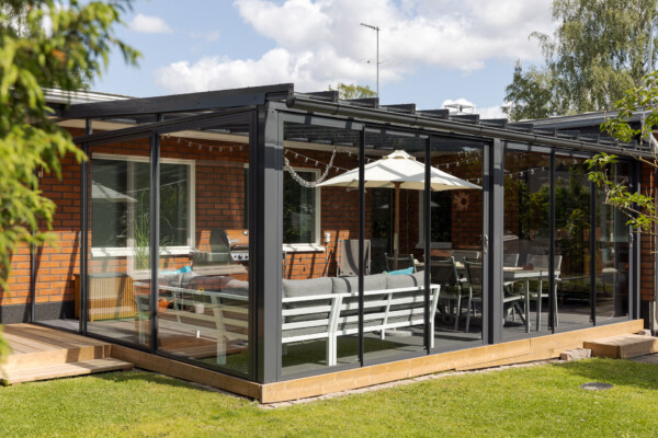 Liukuvissa terassilasit ovat karkaistua turvalasia, joka vaatii rikkoutuakseen kovan iskun ja hajoaa pieniksi tylppäreunaisiksi muruiksi, jotka eivät aiheuta vakavaa loukkaantumisriskiä.