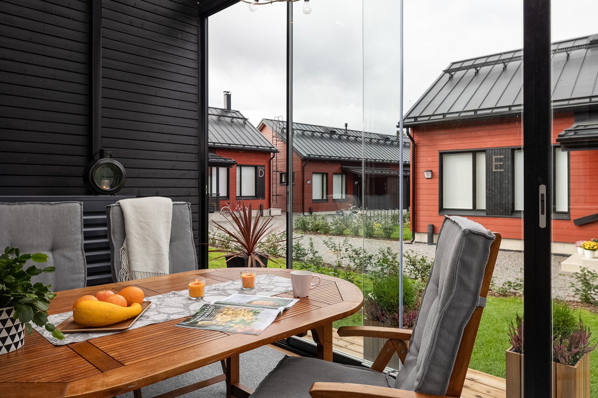 Lasiterassi sisältä kuvattuna.