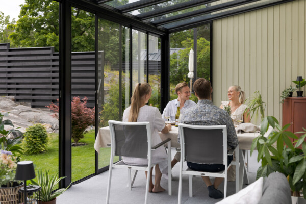 Terassilaseilla saat lisää tilaa ja tilojen käyttömukavuutta niin kotiin kuin vapaa-ajan asunnollekin. Lukkanin kotimaisesta valikoimasta löydät tyylikkäät ja korkealaatuiset terassilasit ja terassilasiratkaisut.