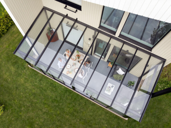 Terassilaseilla saat lisää tilaa ja tilojen käyttömukavuutta niin kotiin kuin vapaa-ajan asunnollekin. Lukkanin kotimaisesta valikoimasta löydät tyylikkäät ja korkealaatuiset terassilasit ja terassilasiratkaisut.