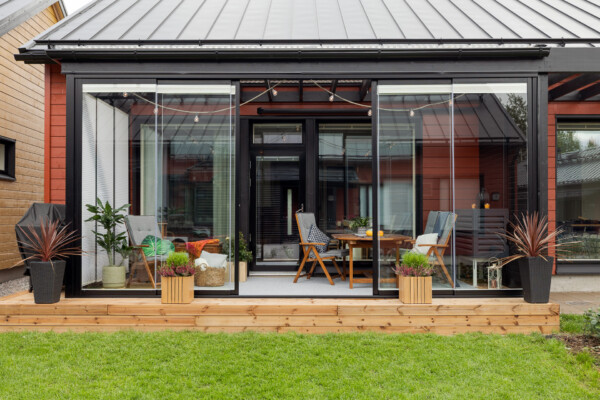 Liukuvissa terassilasit ovat karkaistua turvalasia, joka vaatii rikkoutuakseen kovan iskun ja hajoaa pieniksi tylppäreunaisiksi muruiksi, jotka eivät aiheuta vakavaa loukkaantumisriskiä.