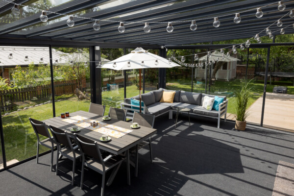 Terassilaseilla saat lisää tilaa ja tilojen käyttömukavuutta niin kotiin kuin vapaa-ajan asunnollekin. Lukkanin kotimaisesta valikoimasta löydät tyylikkäät ja korkealaatuiset terassilasit ja terassilasiratkaisut.