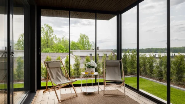 Terassilaseilla saat lisää tilaa ja tilojen käyttömukavuutta niin kotiin kuin vapaa-ajan asunnollekin. Lukkanin kotimaisesta valikoimasta löydät tyylikkäät ja korkealaatuiset terassilasit ja terassilasiratkaisut.