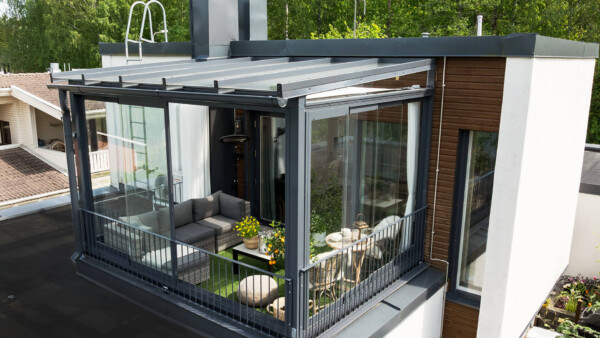 Liukuvissa terassilasit ovat karkaistua turvalasia, joka vaatii rikkoutuakseen kovan iskun ja hajoaa pieniksi tylppäreunaisiksi muruiksi, jotka eivät aiheuta vakavaa loukkaantumisriskiä.