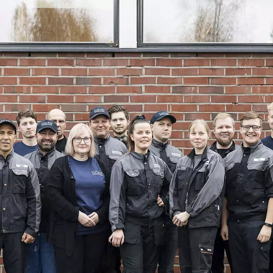 Useita Lukkanin työntekijöitä yhteiskuvassa